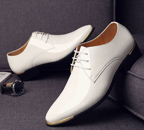 ZAPATO DE COURO ENVERNIZADO